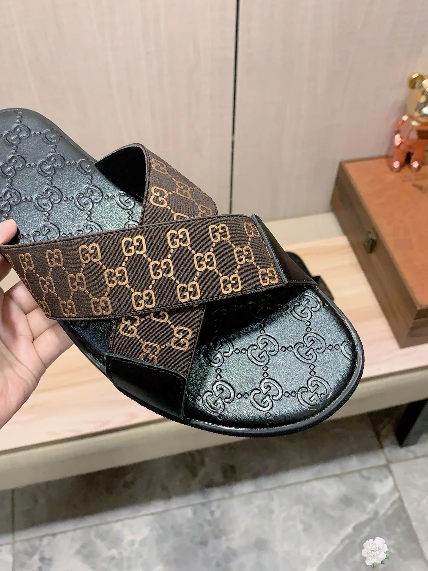 Slippers: New model: Factory price: 260💰💰🎩🎩🔥🔥《 Gucci* 》Series of slippers top purchasing agent🔍🔍Sold at the same time for men, original Italian imported webbing made of selected cowhide, exquisite workmanship,), sole: (super comfortable) original factory special sole, ⚠️exclusive double-layer movable molded sole super comfortable⚠️, real shot🎬the real thing is more beautiful🔍🔍266 regular code 38-44, can be ordered 45.